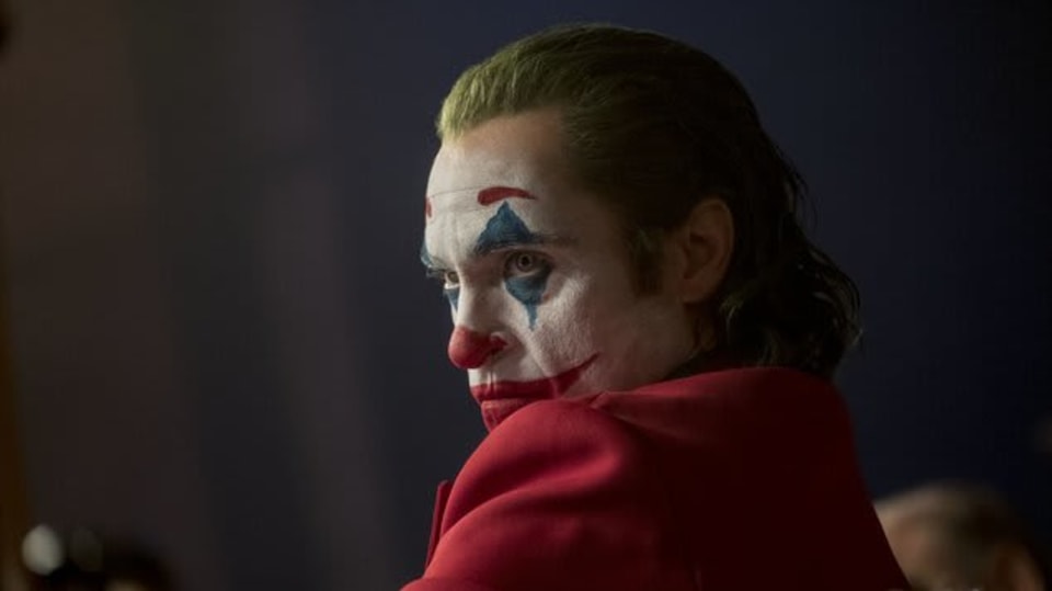 Joker je aktuálně velmi stylovým záporákem. Proč se nám líbí?